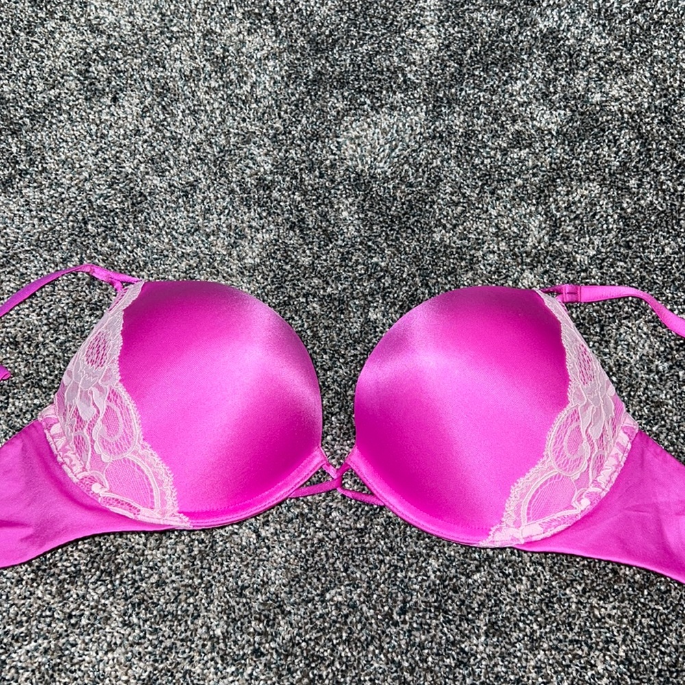 Victoria’s Secret Plunge push up bra, size 34C.